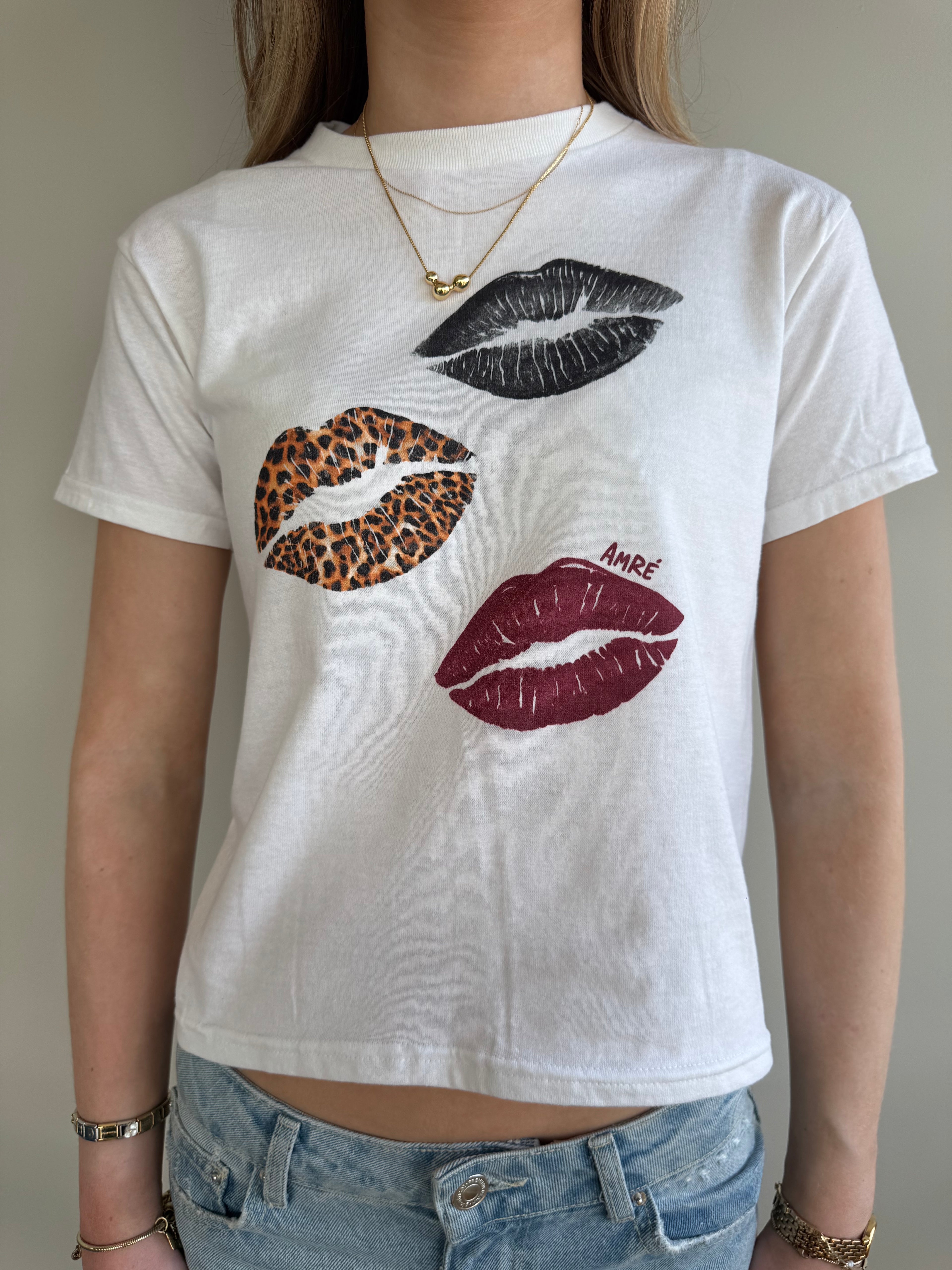 three kisses baby tee